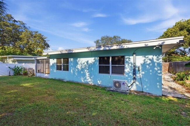 Building Photo - 2039 Pine Ridge Dr