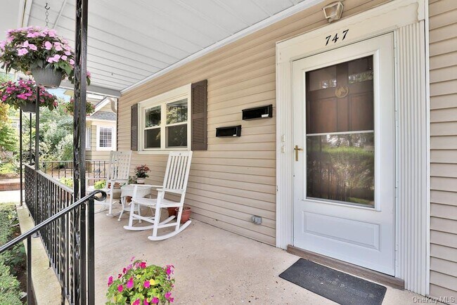 Building Photo - 747 Pelhamdale Ave