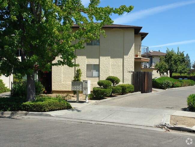 Building Photo - 1595 Brookvale Dr