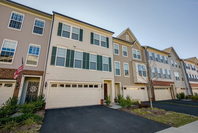 Building Photo - Luxurious 4-Bedroom Townhouse with 2 Car Garage in Manassas!