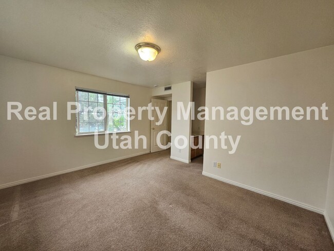 Building Photo - Orem Condo Top Floor Pet Friendly
