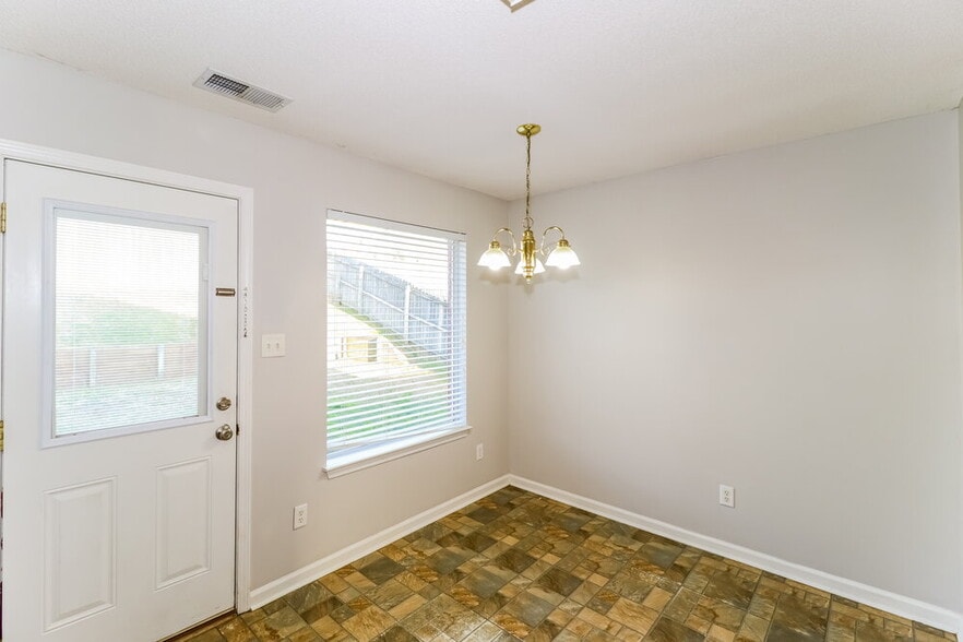 Building Photo - 2806 Breezy Ridge Trail