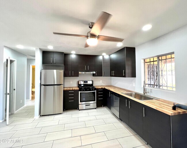 Building Photo - 2235 E Victory Dr