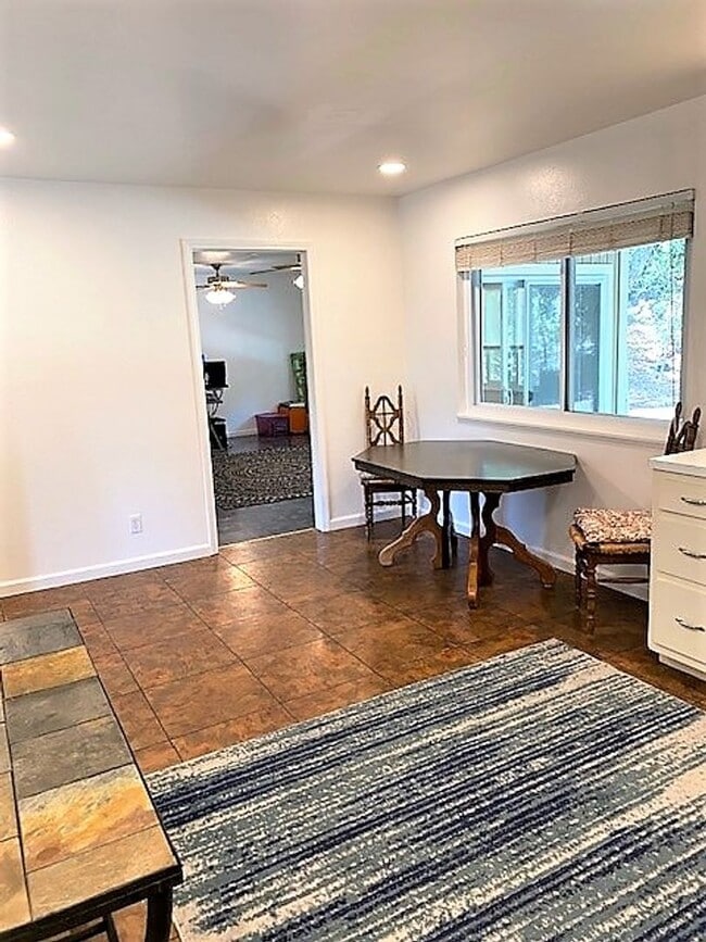 Building Photo - Lovely Home in W. Redding!!