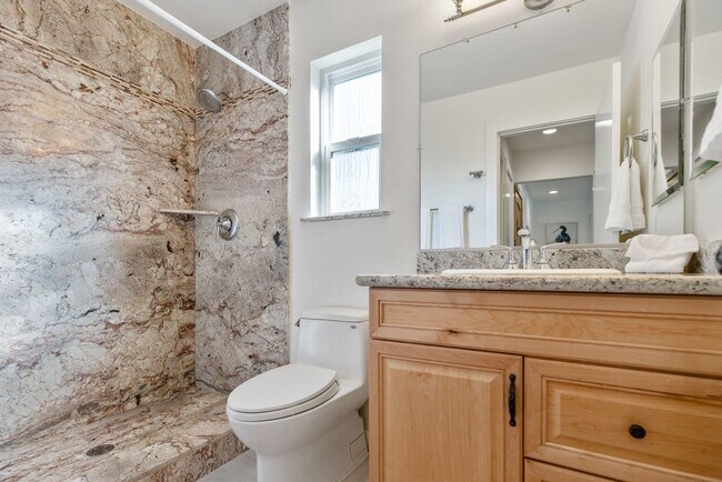 Building Photo - Highly Upgraded, Top Floor Condo in Huntin...