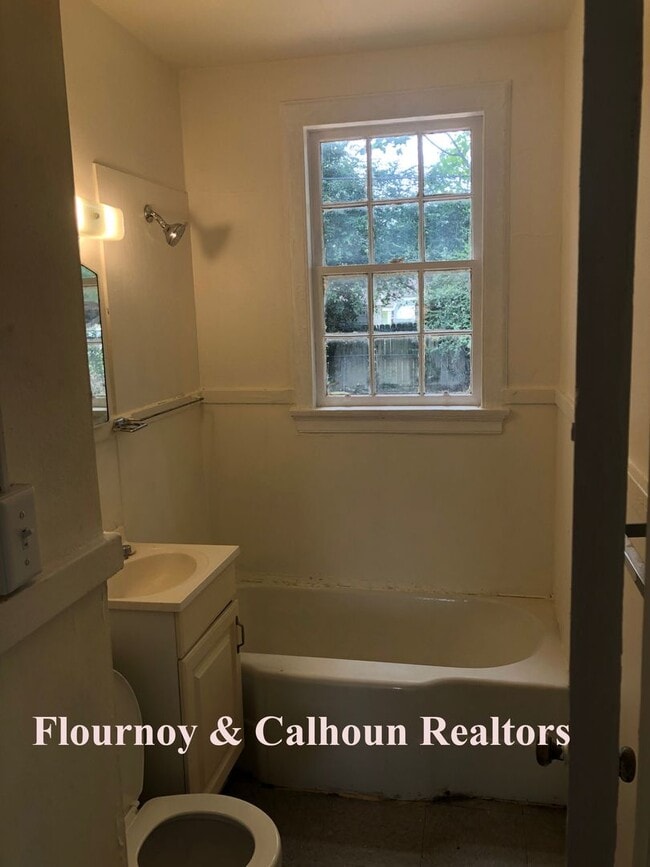 Building Photo - r421a