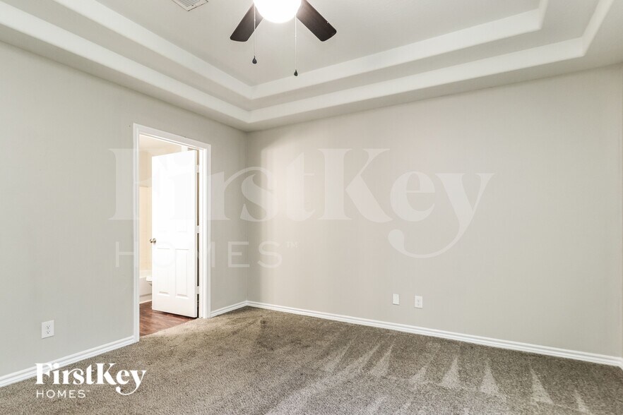 Building Photo - 10684 Royal York Dr