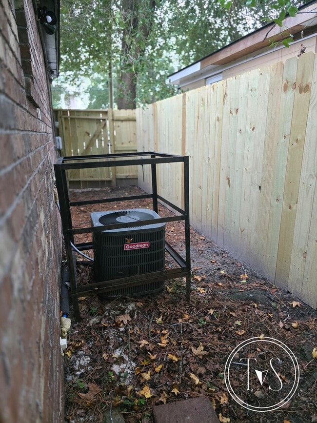 Building Photo - Move-in ready NOW!