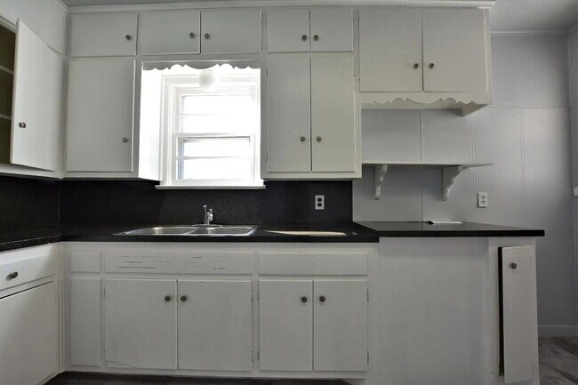 Building Photo - Cute 2/1 with Tons of Space!