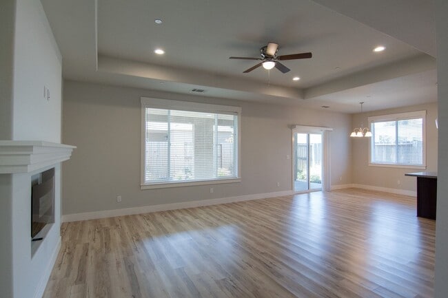 Building Photo - MOVE IN SPECIAL $500 OFF FIRST MONTHS RENT