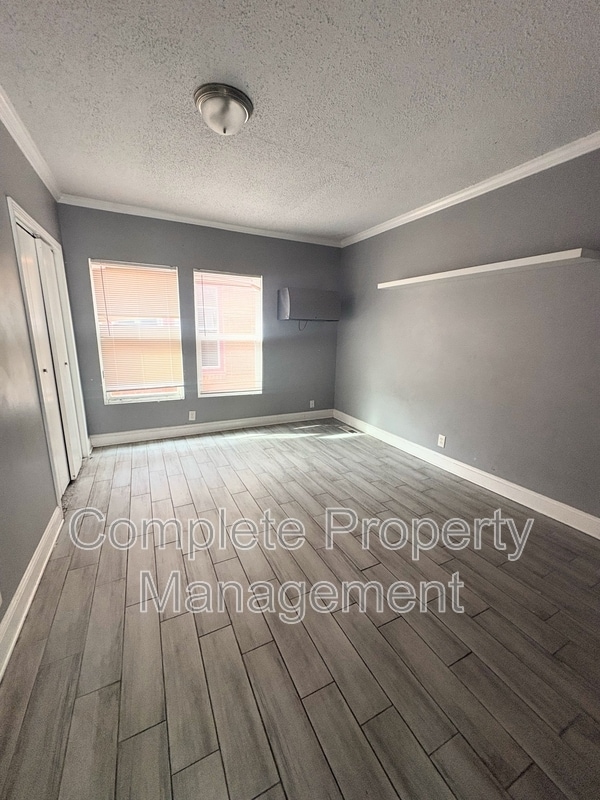 Building Photo - 1402 Avenue E