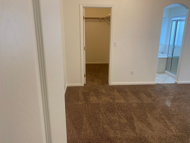 Building Photo - 4 bedroom 2 bathroom house in SE Visalia!