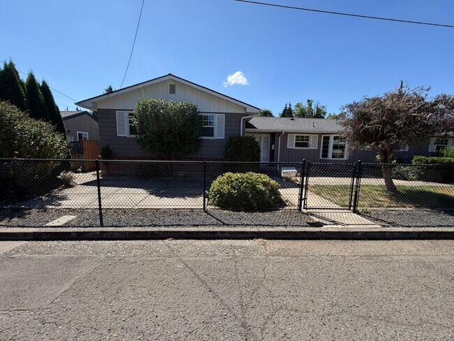 Building Photo - 3 Bedroom on Large corner lot!