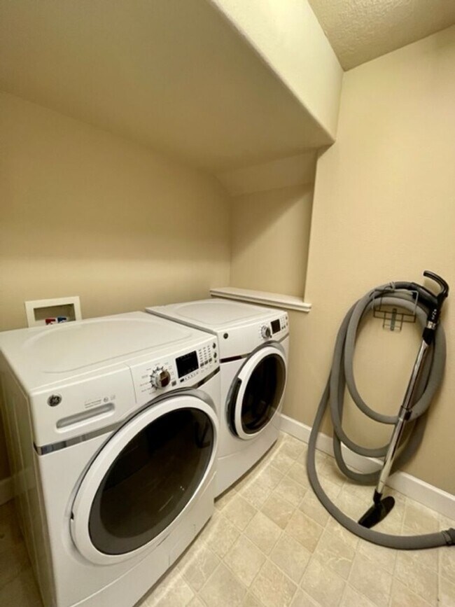 Building Photo - Gorgeous 3 bedroom spacious home in NE Ben...