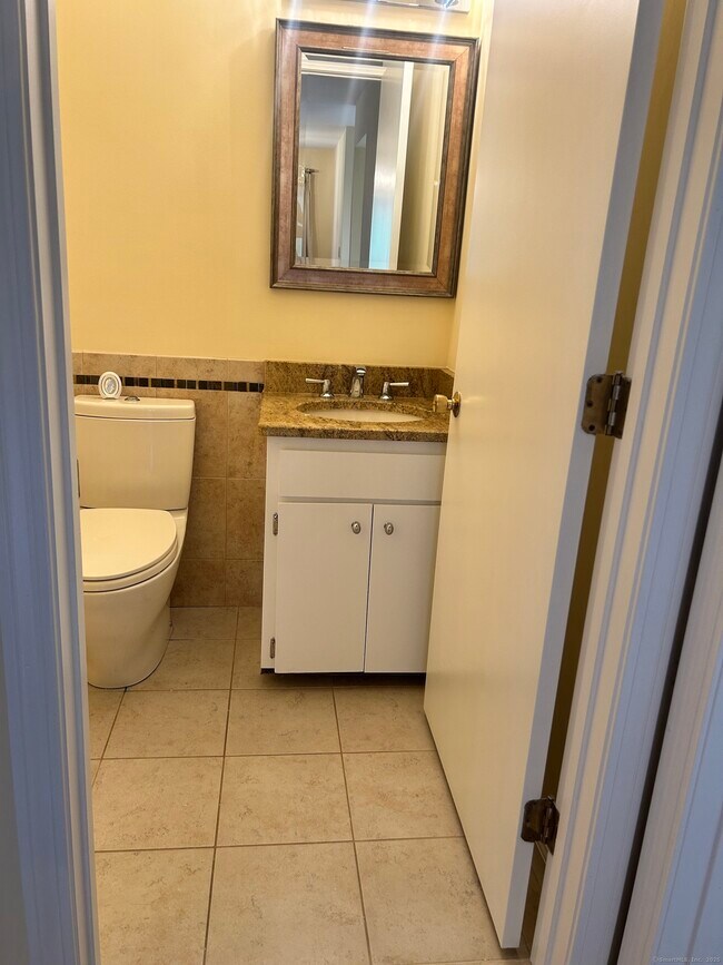 Building Photo - 1102 Summer Hill Dr