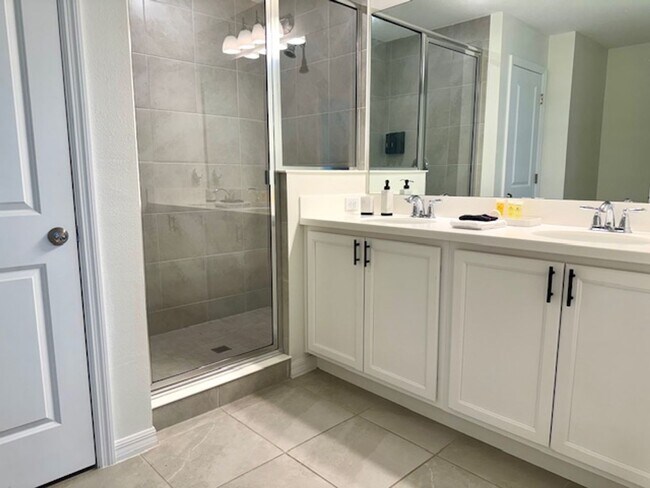 Building Photo - Townhome for rent with garage in Champions...