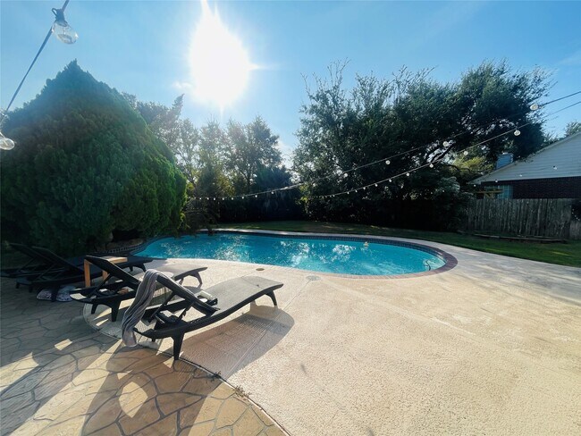 Building Photo - 1114 Knoll Crest Ct
