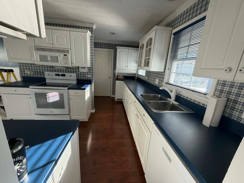 Building Photo - 1730 N Ridge Ave