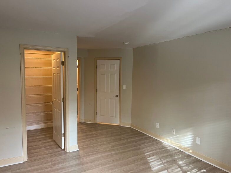 Building Photo - 1549A N Van Dorn St