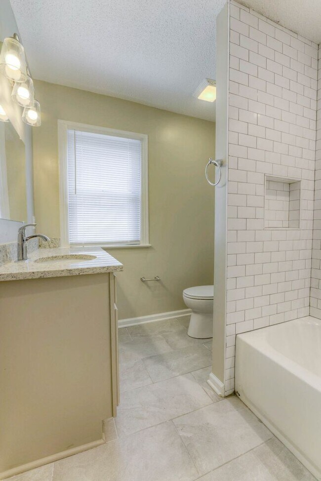 Building Photo - Gorgeous renovation!