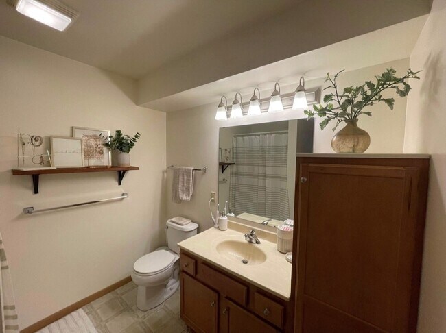 Building Photo - 123 King St