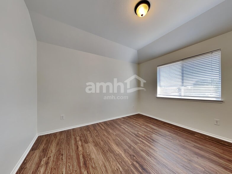 Building Photo - 2820 Hereford Rd