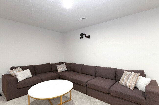 Building Photo - Spacious 4BR House in South Lebanon