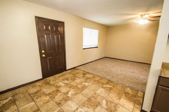 Building Photo - Your Family Home Near Dowtown