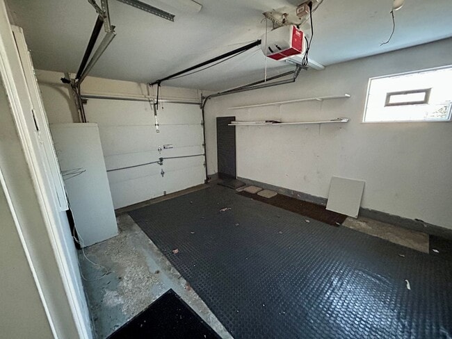 Building Photo - 3 bed 1 bath close to shopping, schools, parks and more!