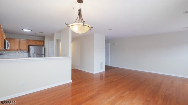 Building Photo - 1044 Shadowlawn Dr