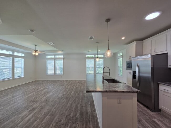 Building Photo - 2879 Canyon Dr