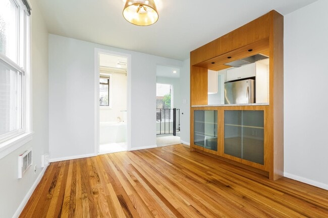 Building Photo - Modern Oasis in Seattle: 2-Bed, 2-Bath with Luxurious Amenities!