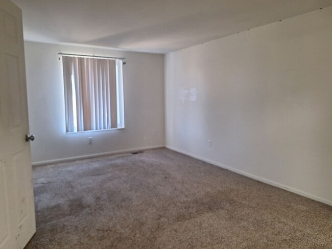 Building Photo - Charming Chesterfield Townhouse