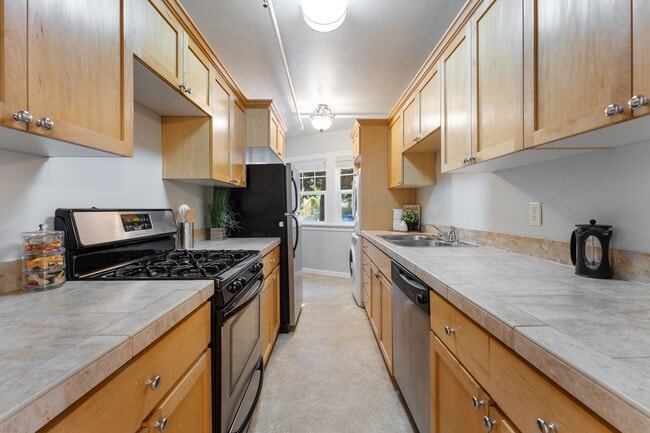 Building Photo - Bright 1 Bed condo in Kerns Neighborhood o...