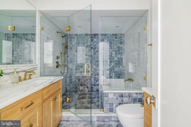 Building Photo - 2460 Ontario Rd NW