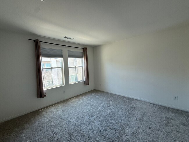 Building Photo - Luxury Townhome 3 level 2 car garage  modern kitchen must see charmer $3350