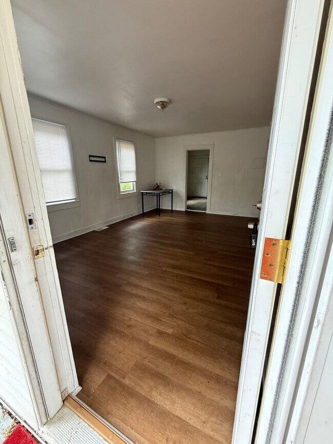 Building Photo - AVAILABLE NOW!