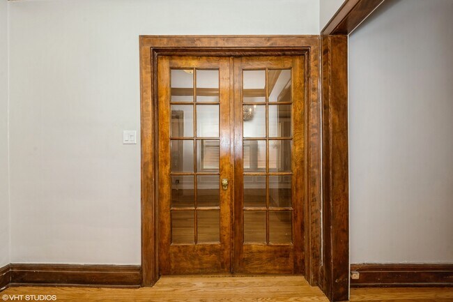 Building Photo - 6815 S Crandon Ave