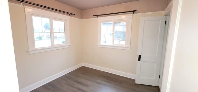 Building Photo - Charming home on quaint cul-de-sac!
