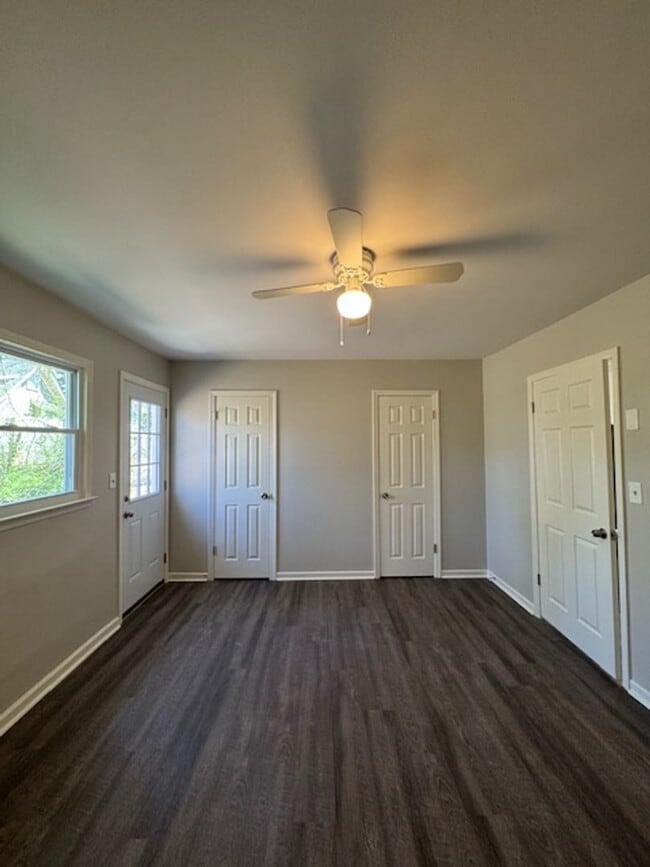 Building Photo - End Unit of Tri-Plex - in downtown Greer - 1 BD, 1 full BA, Nice Size Den, Kitchen with new appli...