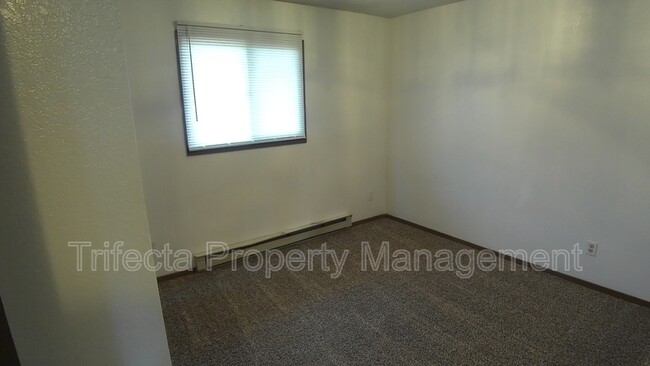 Building Photo - 4953 Basswood Dr