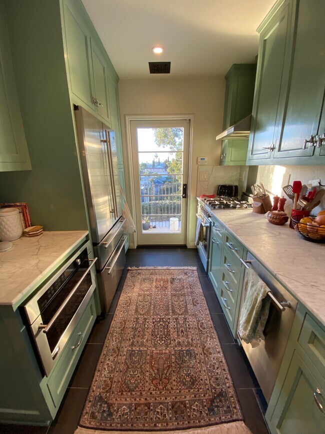 Kitchen - 1521 Parmer Ave