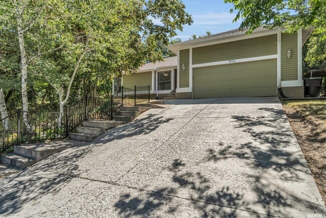 Building Photo - 1806 E Fawn Ln