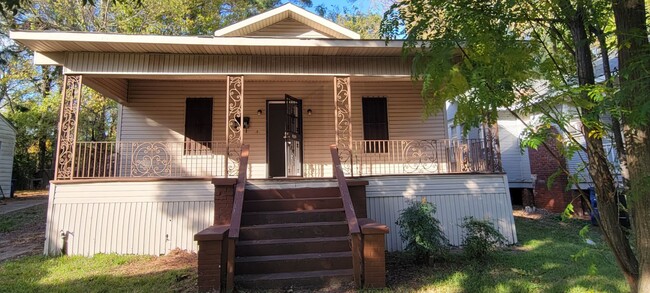 Primary Photo - Beautiful 3 bedroom/1&1/2 bath home w/ cen...