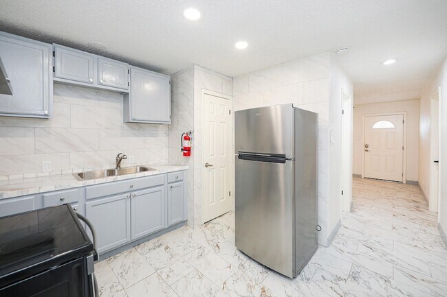 Building Photo - 1920 Madison St