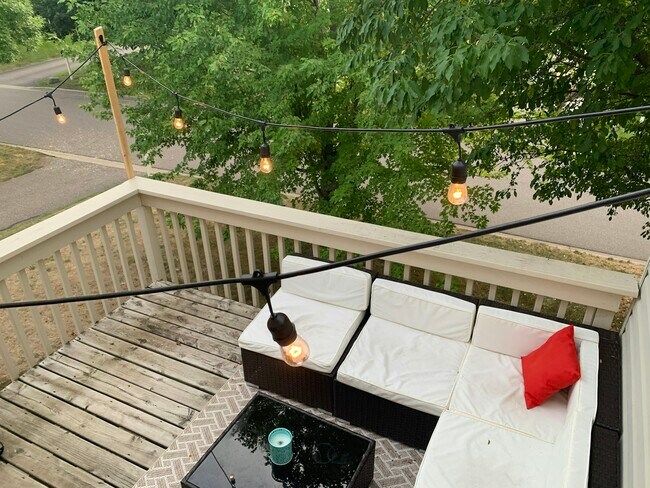 Building Photo - 5248 Beachside Dr