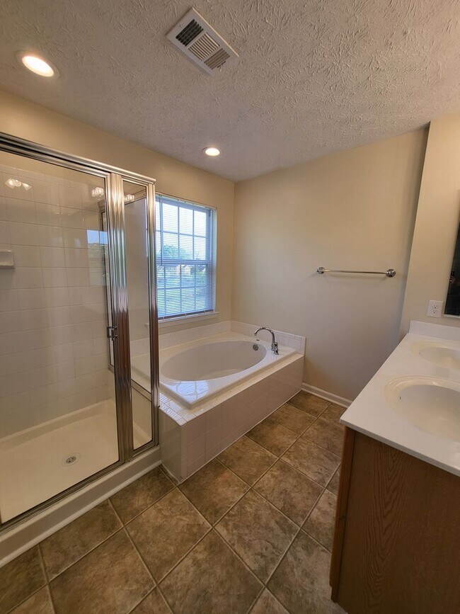 Building Photo - SPACIOUS 3-Level Townhome in Winston's Choice