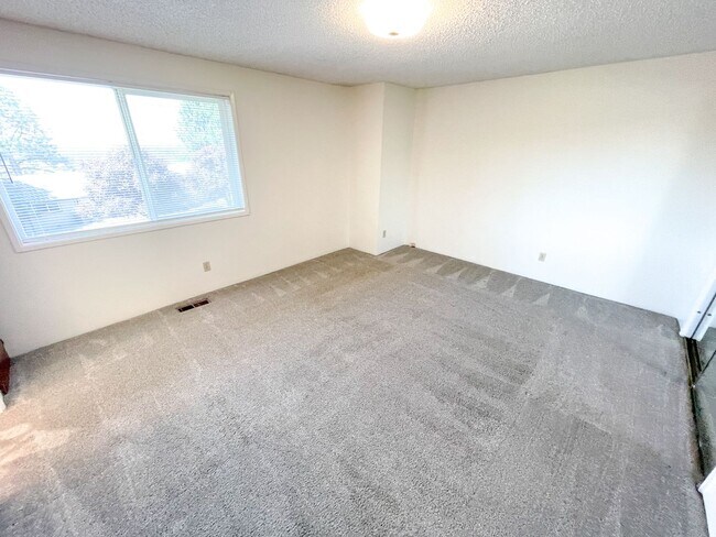Building Photo - 3 Bedroom, 2 bath Spacious home in Moyina ...