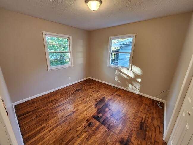 Building Photo - Spacious 3-Bedroom, 1-Bathroom Home AVAILABLE NOW!!