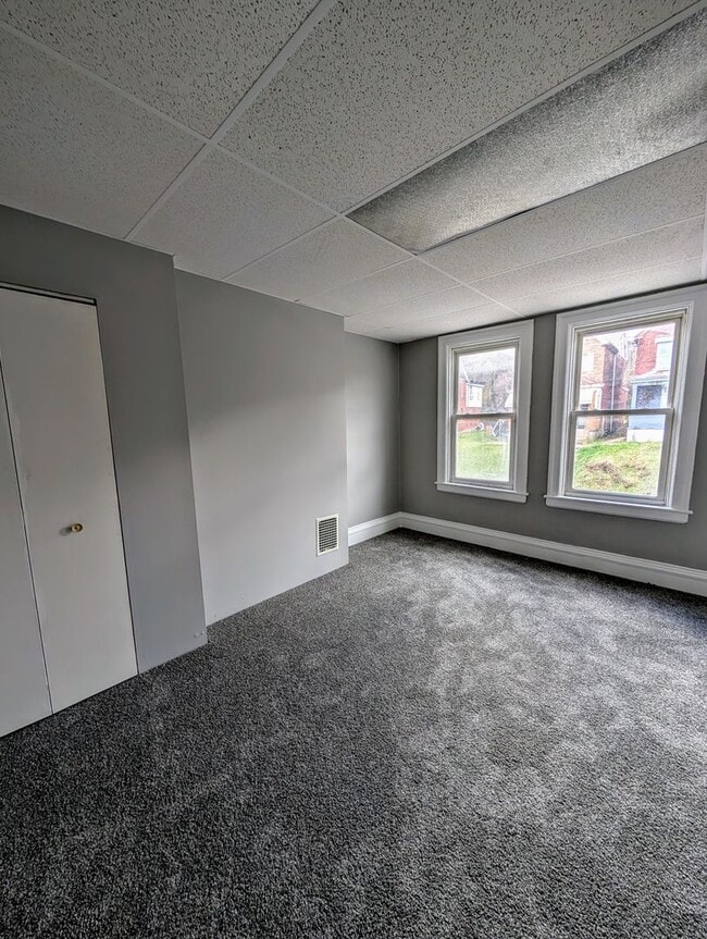 Building Photo - Freshly Remodeled 3 Bedroom House